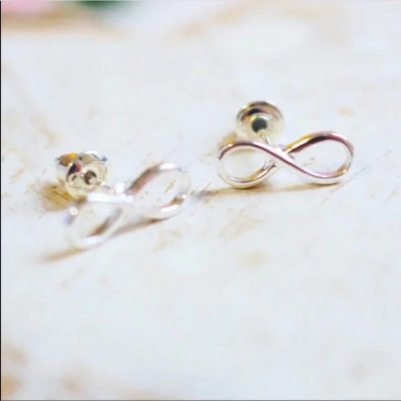 HP. Infinity 12mm stud dainty and elegant earring - Picture 1 of 2